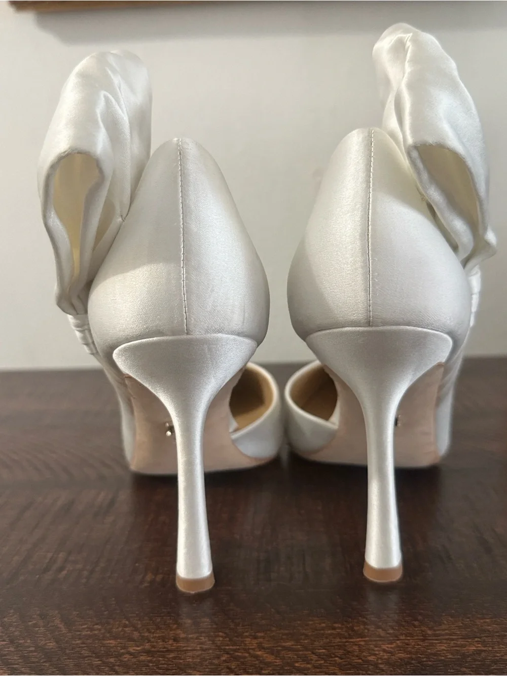 Badgley Mischka Pearl Ivory Satin Stiletto Pumps with Draped Bow size 9.5